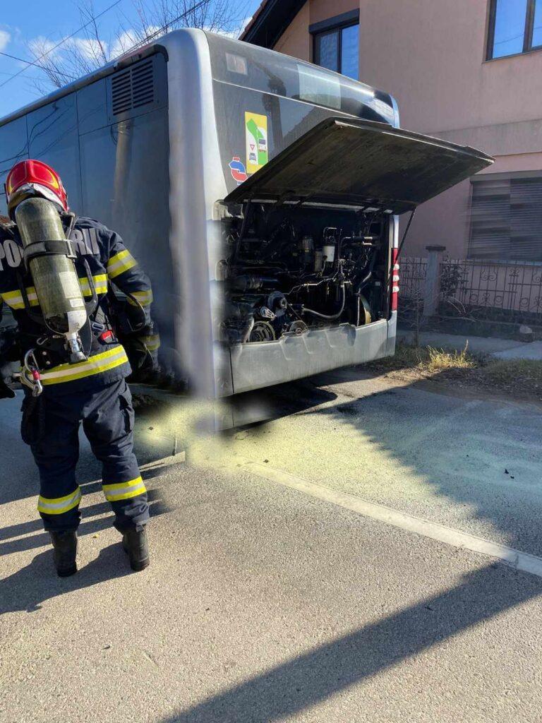Un autobuz a luat foc în mers, pe DJ 37, în Bihor