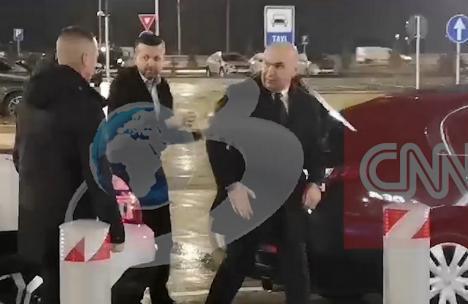 Președintele Ilie Bolojan a ajuns la Oradea cu un zbor de linie TAROM. Un gest de normalitate, apreciat de români (Video)