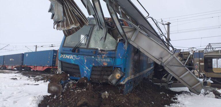 Un tren de marfă a deraiat și a lovit un alt marfar, miercuri, între stațiile Mihăiești și Radomirești din județul Olt. Un șef de tren a murit pe loc