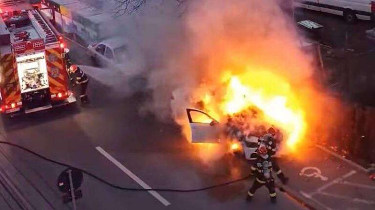 BMW cuprins de flăcări în Oradea. Mașina a ars în mers