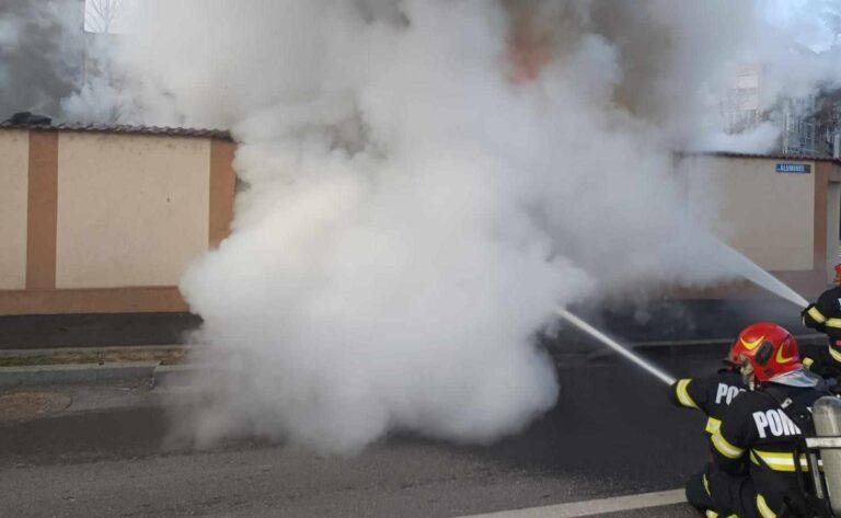 Incendiu la o plăcintărie din Oradea. Pompierii au fost cei care au văzut flăcările și au prevenit o tragedie