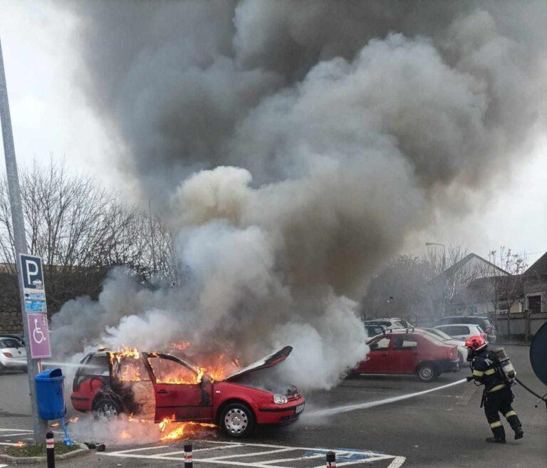 Incendiu în parcarea unui spital din Oradea: o mașină a ars complet