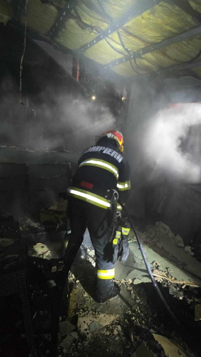 Un adolescent a suferit arsuri într-un incendiu izbucnit la o anexă de pe strada Aradului din Salonta