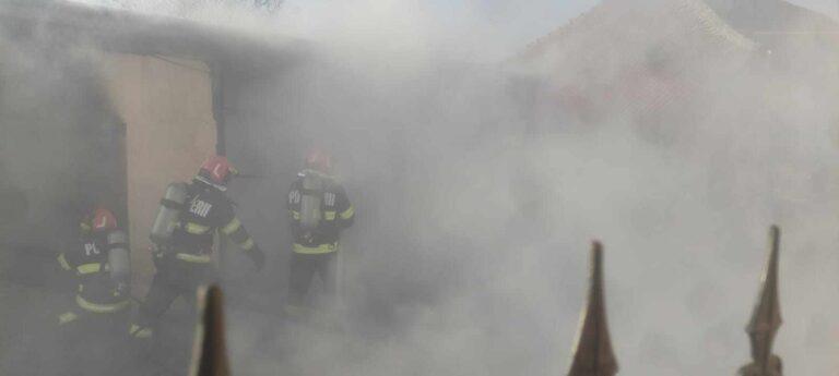 Aproape de o tragedie. 20 de buletii, scoase de pompieri dintr-un incendiu