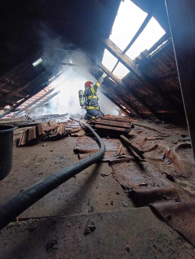 Doi pompieri aflați în timpul liber, eroi pentru o familie din Uileacu de Beiuș. Cinci incendii în două zile
