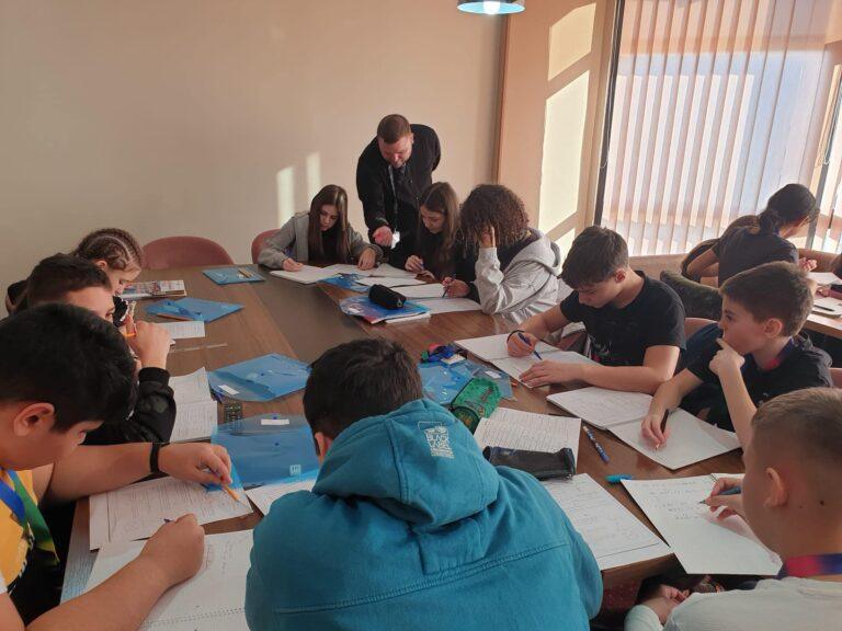 Elevi din opt județe se pregătesc pentru Evaluarea Națională prin metode interactive