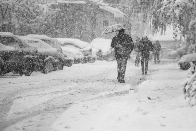 Temperaturile scad brusc în toată țara. Ninsori și vânt puternic în mai multe zone, anunță meteorologii. Cum va fi vremea în Bihor?
