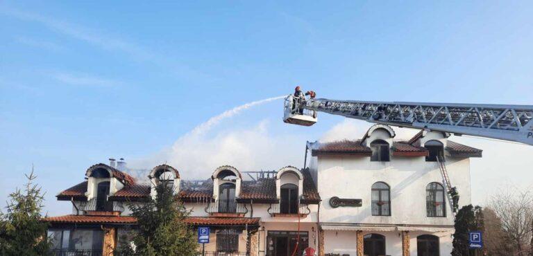 Incendiu la un motel-restaurant de pe raza localității Bicaci. 30 de pompieri, implicați în stingerea focului