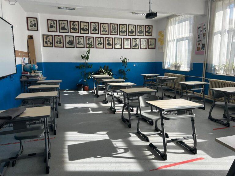 Școlile din comuna Pietroasa, dotate cu mobilier nou și echipamente IT