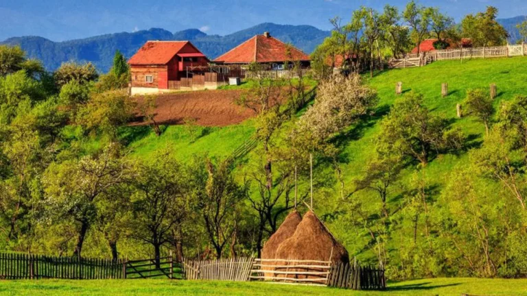 Satul din România în care localnicii își spun daci și au porecle de animale. Are mai puțin de 100 de locuitori, dar este tot mai căutat de turiști