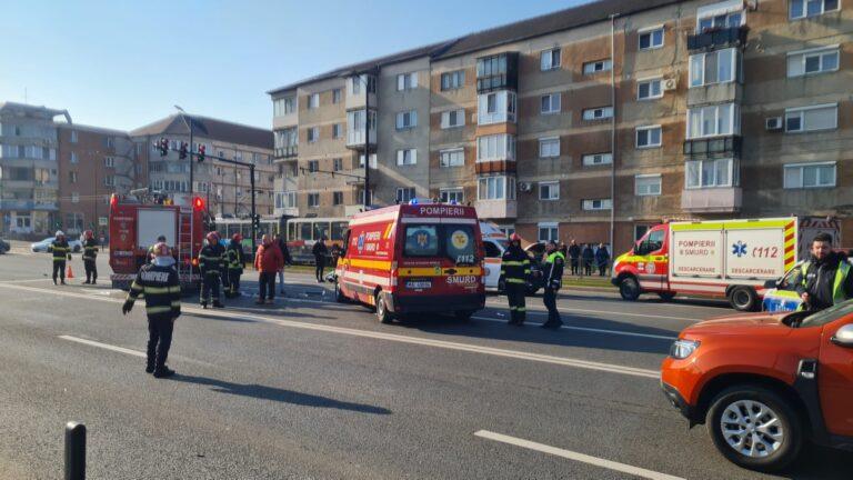 O asistentă urlă de durere! Șeful UPU SMURD Bihor avertizează: Intervențiile neautorizate pot agrava situația victimelor accidentelor!!! Care este starea victimelor accidentului de astăzi în care o Ambulanță a fost acroșată (VIDEO)