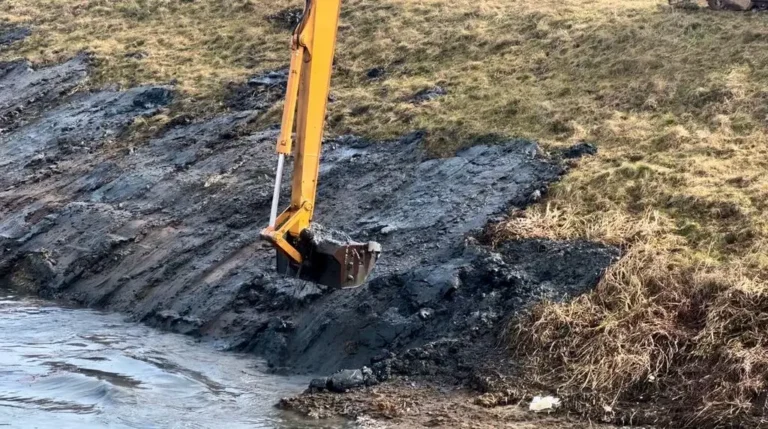 ABA Crișuri realizează lucrări de decolmatare și reprofilare pe râurile din Bihor