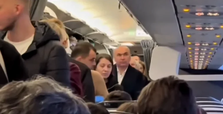Ilie Bolojan a ajuns la Londra cu un avion de linie. Imaginile surprinse cu președintele interimar, la clasa economic