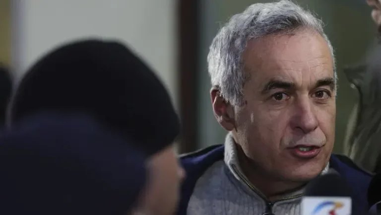 Violențe în fața Biroului Electoral Central, care i-a respins candidatura lui Călin Georgescu. Manifestanții aruncă cu petarde și pietre către jandarmi