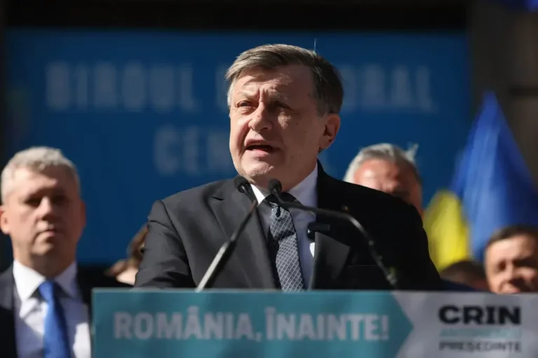 Crin Antonescu și-a depus candidatura la prezidențiale: În ultima clipă au existat eforturi pentru împiedicarea candidaturii mele. Nu mă clatin, nu mă dau la o parte / Huiduieli ale susținătorilor lui Georgescu