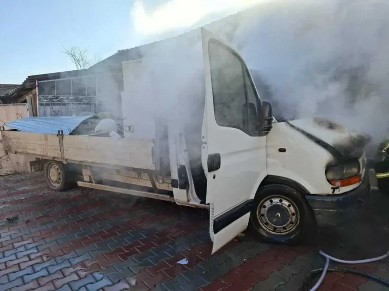 Autoutilitară în flăcări, în Tinca
