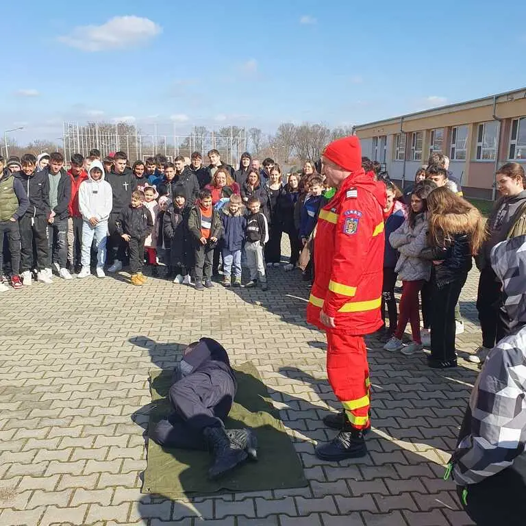 Sute de acțiuni de informare și educație preventivă desfășurate de pompierii bihoreni în cadrul „Săptămânii Protecției Civile”