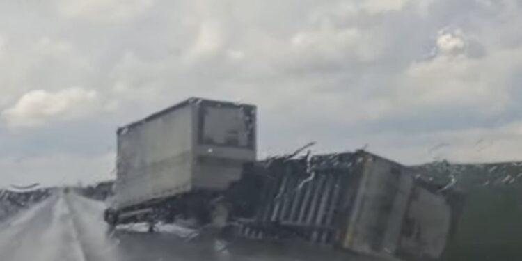 TIR răsturnat de vânt. Cod portocaliu de intensificări de vânt în Bihor și în alte 17 județe din vestul și centrul țării, joi și vineri