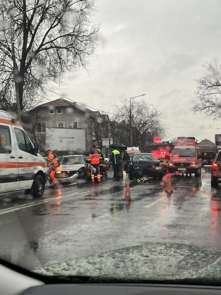 Patru răniți în urma a două accidente în Oradea și Nojorid. Trafic restricționat