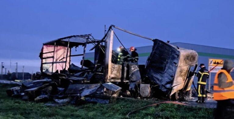 Accident teribil!  Două autocamioane s-au ciocnit pe DN 7. Șoferii au murit. DN 7 este blocată până la ora 11 (Foto)