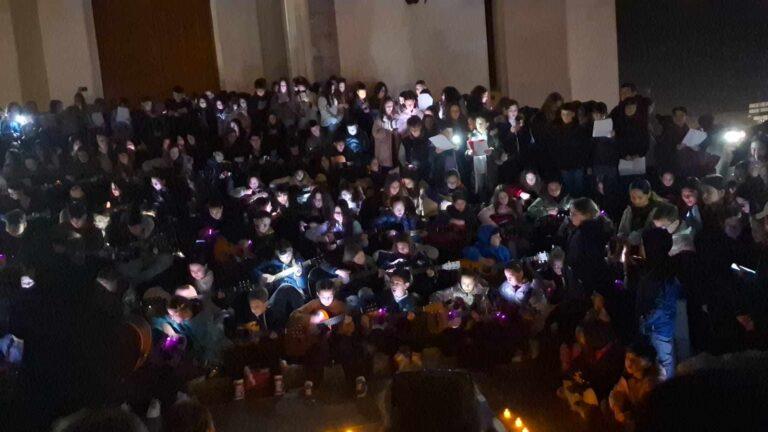 Peste 800 de copii din 20 de coruri din Oradea au luminat Piața Mihai Viteazu
