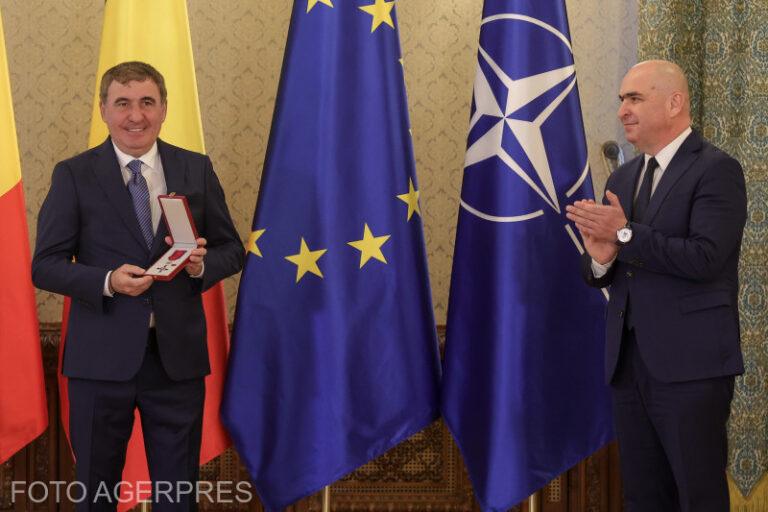 Gheorghe Hagi a fost decorat de preşedintele interimar, Ilie Bolojan, cu Ordinul Naţional „Steaua României” în grad de Cavaler