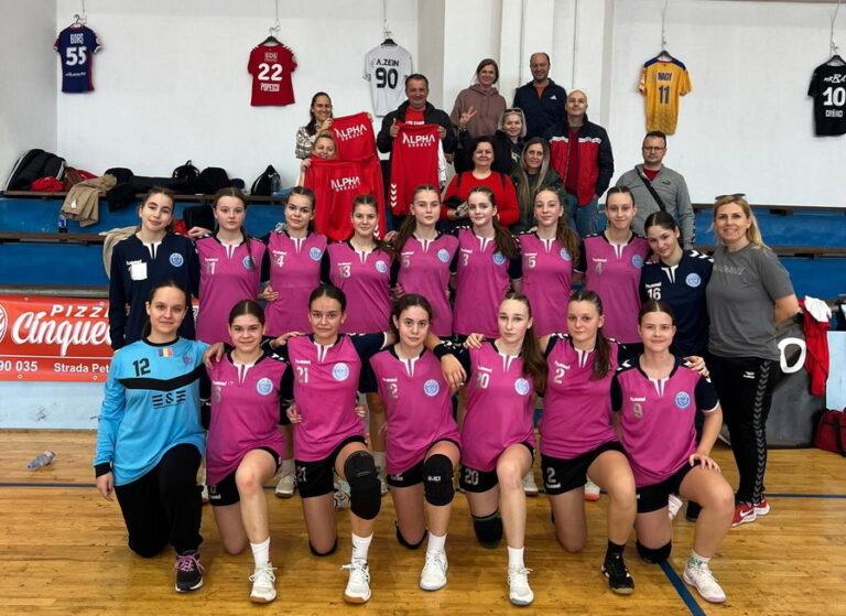 Victorie pe linie. Tinerele handbaliste de la Alpha Oradea, de neoprit la turneul semifinal al Campionatului Național
