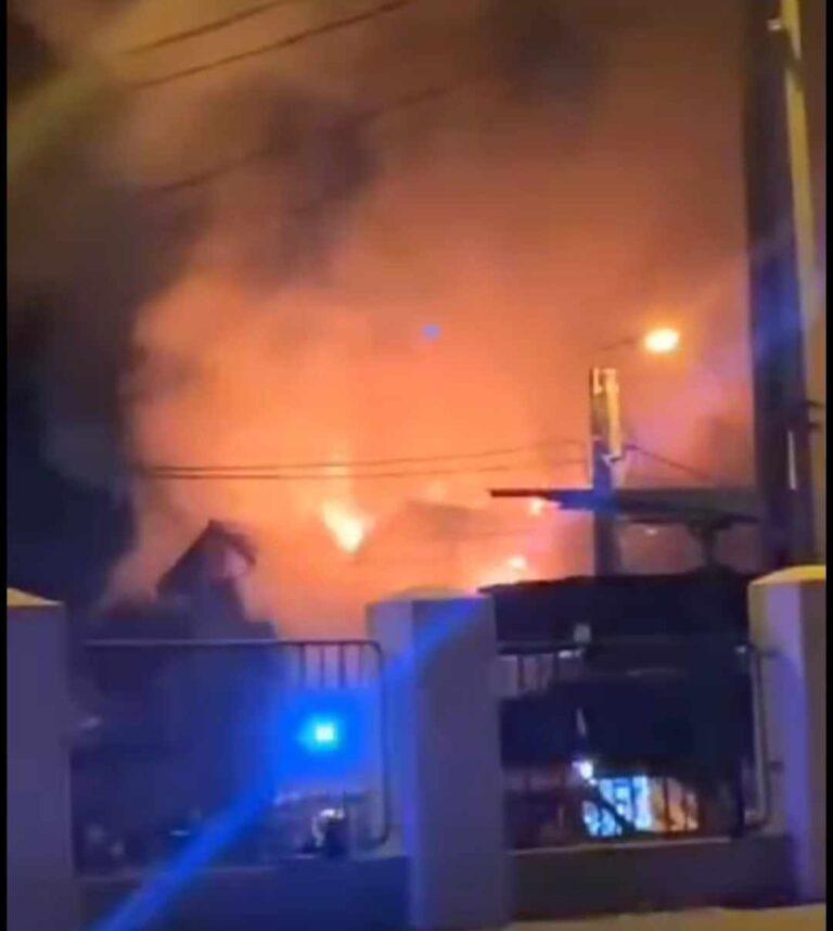 Incendiu violent la o casă în Oradea. Mansarda și acoperișul au fost distruse complet