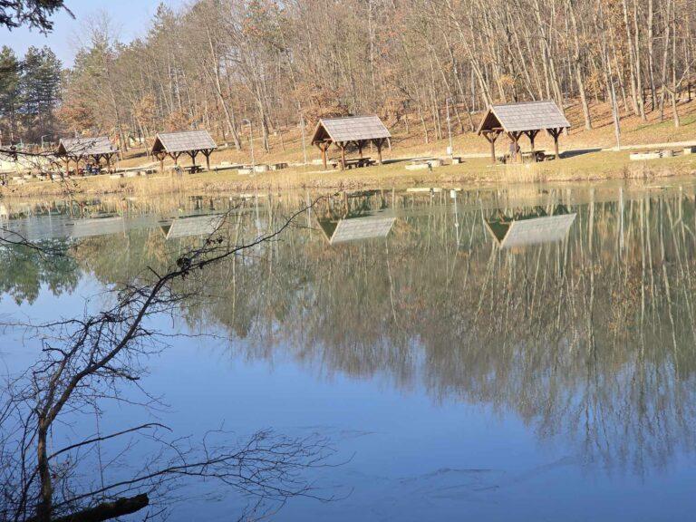 Iubești natura? La doar o oră de Oradea te așteaptă un lac superb pentru relaxare! (Galerie foto)