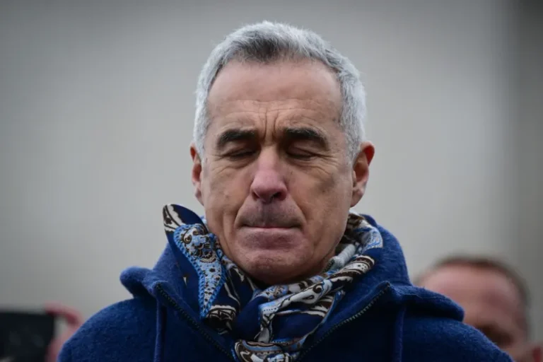 BREAKING – Candidatura lui Călin Georgescu, respinsă de Biroul Electoral Central / Violențe în fața BEC, susținătorii lui Georgescu scandează ”Jandarmeria apără hoția”. O parte din protestatari s-au urcat pe ziduri