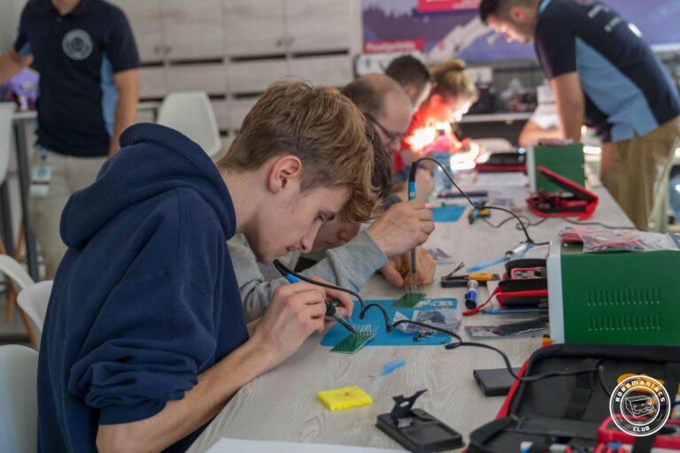 Clubul RoboManiacs se pregătește să participe la cea mai mare competiție de robotică din România și Europa