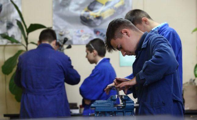 O nouă oportunitate pentru tineri și angajatori: ucenicia la locul de muncă