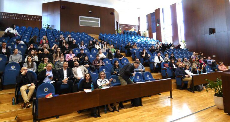 Studenții, atrași de bursele oferite de Universitatea din Oradea