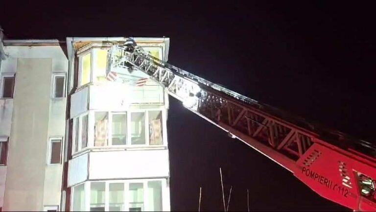 Tânăr salvat de pompieri, în municipiul Oradea. A fost găsit inconștient în apartament