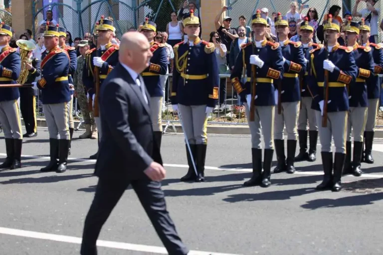 Mii de orădeni au celebrat 106 ani de administrație românească. Defilare impresionantă în centrul orașului, cu prezența președintelui interimar al României, Ilie Bolojan, și a lui Crin Antonescu