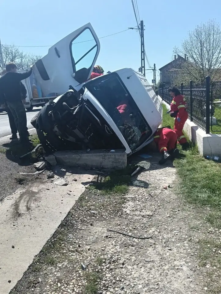 Șofer rămas captiv între fiarele contorsionate aleunei mașini, în Leș
