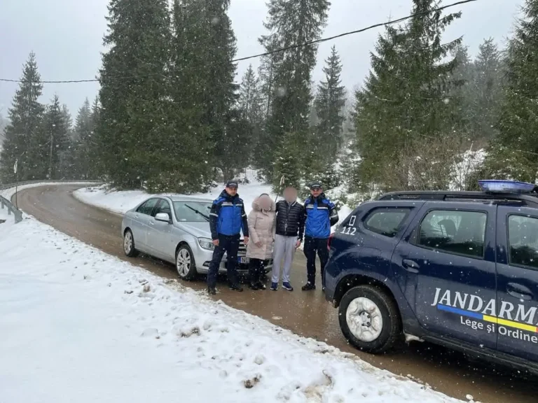 Turiști rămași înzăpeziți în apropierea stațiunii Stâna de Vale