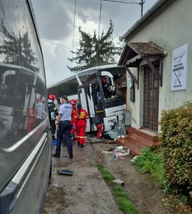 Poliția a stabilit cum s-a întâmplat accidentul grav de la Biharia, în care șoferul autobuzului a decedat și nouă persoane au fost transportate la spital