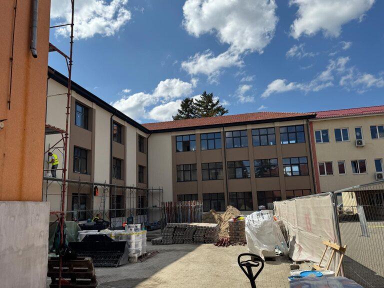Investiții de peste 44 milioane lei în educație la Aleșd. Vineri s-a semnat contractul pentru dotarea școlilor cu mobilier nou