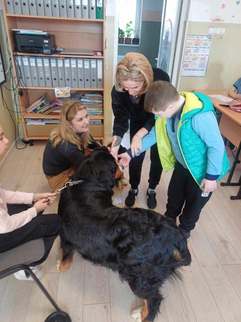 „Urme pe suflet” – proiect educațional cu blănoși și zâmbete, lansat la Liceul Tehnologic „Felix” Sânmartin