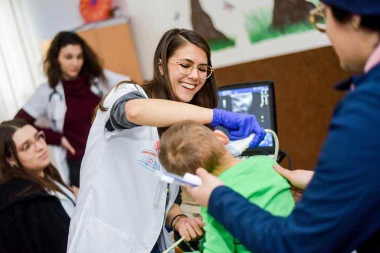 Caravana cu Medici Bihor înoată la Swimathon 2025 pentru sănătatea satelor din Bihor