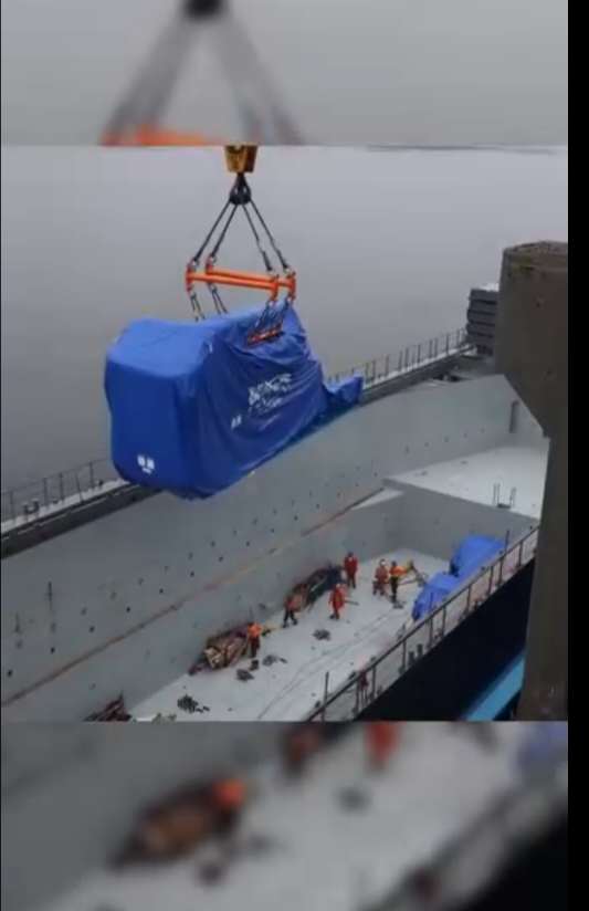 Transport spectaculos pe mare. Motoarele gigantice destinate CET Oradea au plecat din Norvegia