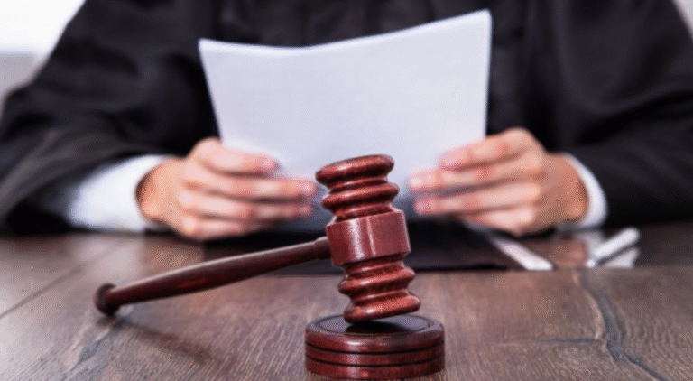 Profesorul acuzat de agresiune sexuală, pus sub control judiciar. Avocații acestuia: „Orice gest al unui profesor față de elevul său poate fi interpretat ca agresiune sexuală”