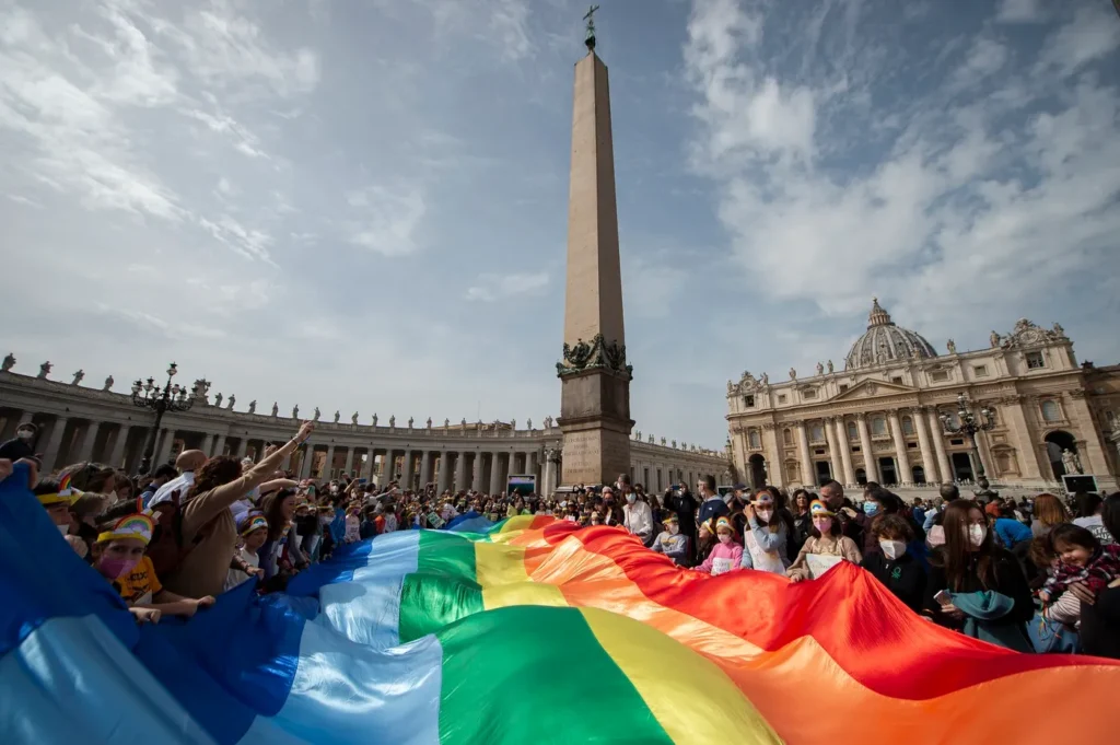 Un steag curgubeu este ținut de copii în Piața Sfântul Petru de la Vatican, în timp ce Papa Francisc se adresa mulțimii. Credit line: Antoine Mekary / Godong / Universal images group / Profimedia