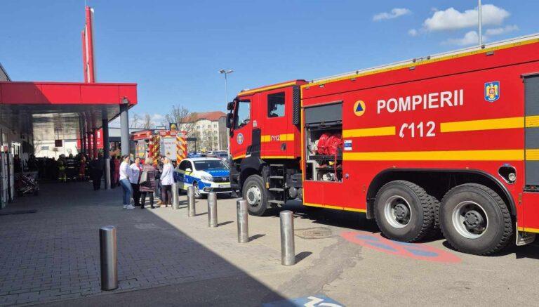 Incendiu la un restaurant din incinta unui supermarket din Oradea. 150 de persoane, evacuate