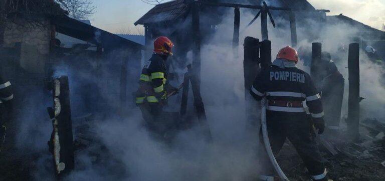 Un grajd a luat foc în Bălaia. O casă, la doi metri de incendiu