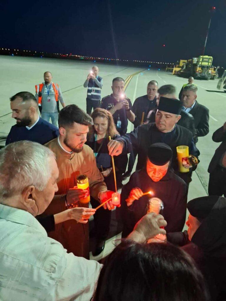 Lumina Sfântă a fost aprinsă la Ierusalim și a ajuns și la Oradea. A fost distribuită în toate bisericile pentru Slujba de Înviere