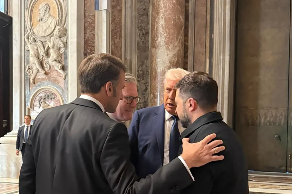 Donald Trump, Volodimir Zelenski, Emmanuel Macron și Keir Starmer, cu câteva minute înainte de funeraliile Papei Francisc Foto: Profimedia