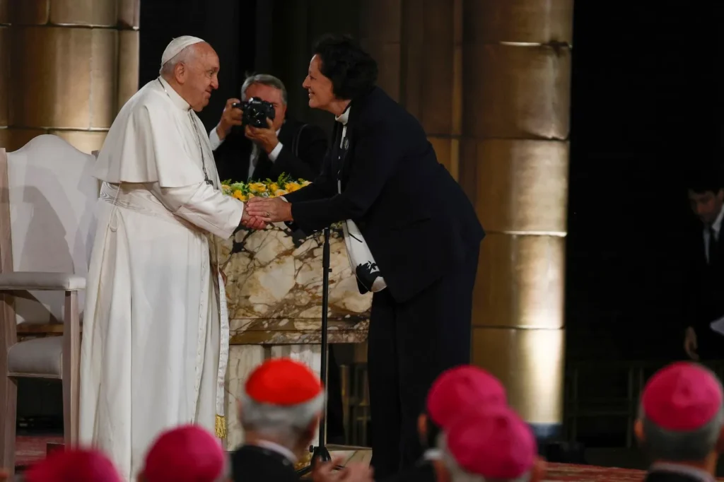 Papa Francisc este salutat de Mia De Schamphelaere, coordonatorul punctului de contact pentru victimele abuzurilor, în timpul unei întâlniri cu episcopii, diaconii și persoanele religioase în Bazilica Koekelberg a Sacrei Inimi, în Koekelberg, Belgia, pe 28 septembrie 2024. Credit line: Omar Havana / AP / Profimedia