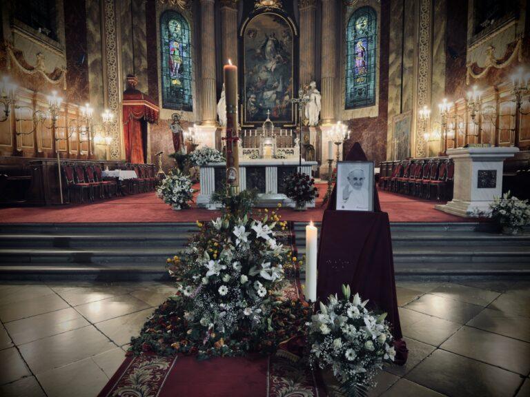 Episcopii Virgil Bercea și Böcskei László, la funeraliile Papei Francisc. Rugăciuni speciale în toate bisericile catolice și greco-catolice din Bihor